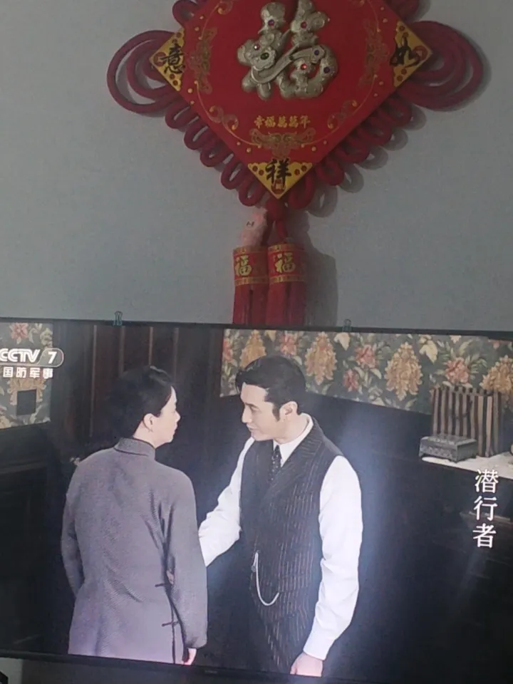 黄晓明的演技真是杠杠的，在中央七套热播的《潜行者》中饰演共产党在76号的卧底杜鹃。在这部剧中，他与蒋欣是主演，哇两个人的演技拿捏的相当的到位。黄晓明在剧中沉稳中透着机灵，蒋欣在剧中看似大大咧咧的，实则心思缜密。我这个人追剧很挑剔的，首先看主演是谁？再看一下剧情介绍，只有这两点都能领我满意我才看，不知