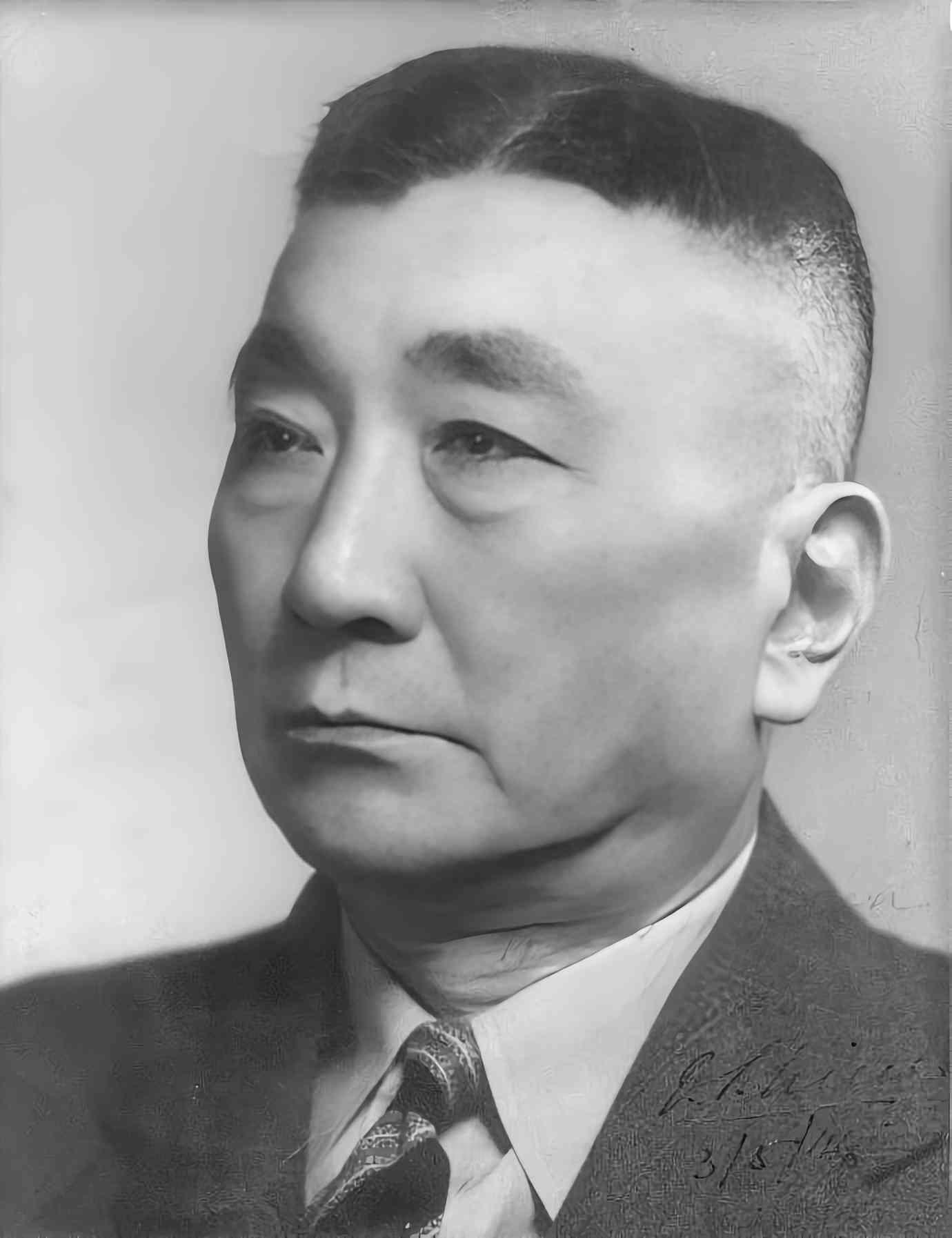 他被称为民国"马斯克" ? 横跨四行。
民国版"马斯克"？他一个人干成了煤炭、火柴、水泥、毛纺四个行业。
    在风雨飘摇的民国，无数实业家躬身入局，试图以工商业的力量，为积贫积弱的国家寻一条出路。刘鸿生，便是其中极具传奇的一位——一身兼有"煤炭大王""火柴大王""水泥大王"数个名号，一手搭建起 ​