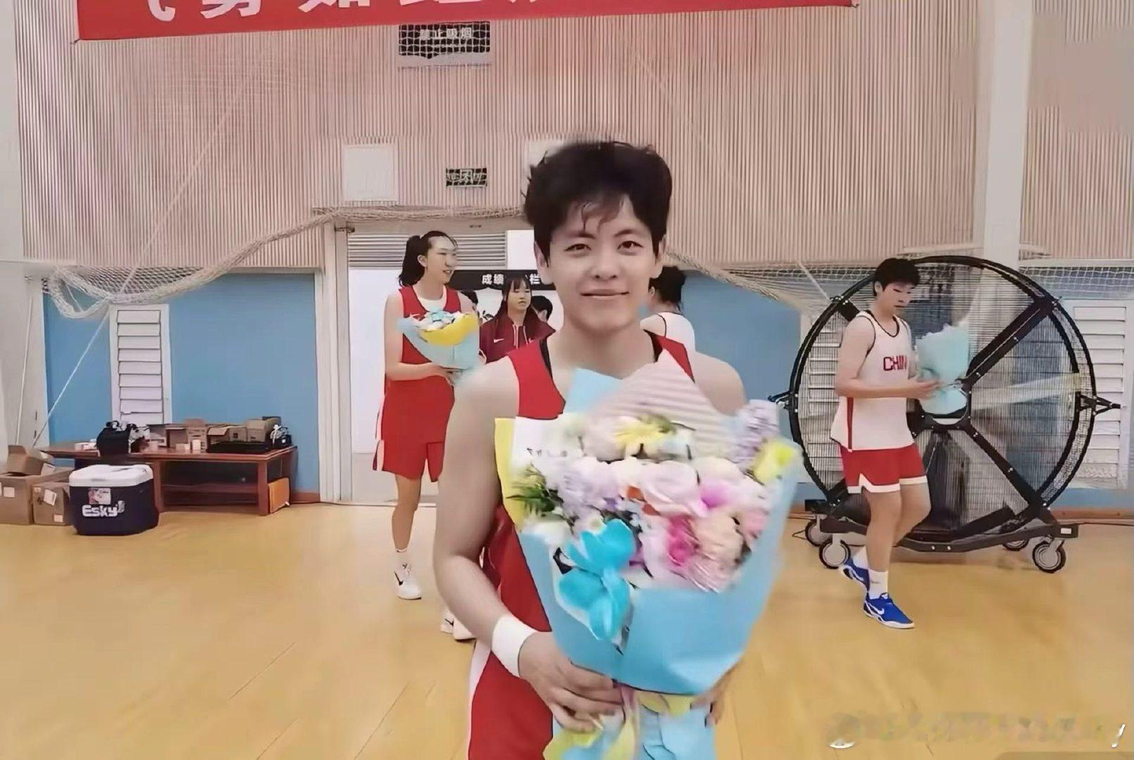 #杨舒予[超话]# 送花啦，谁来接一下[哇]#杨舒予# ​