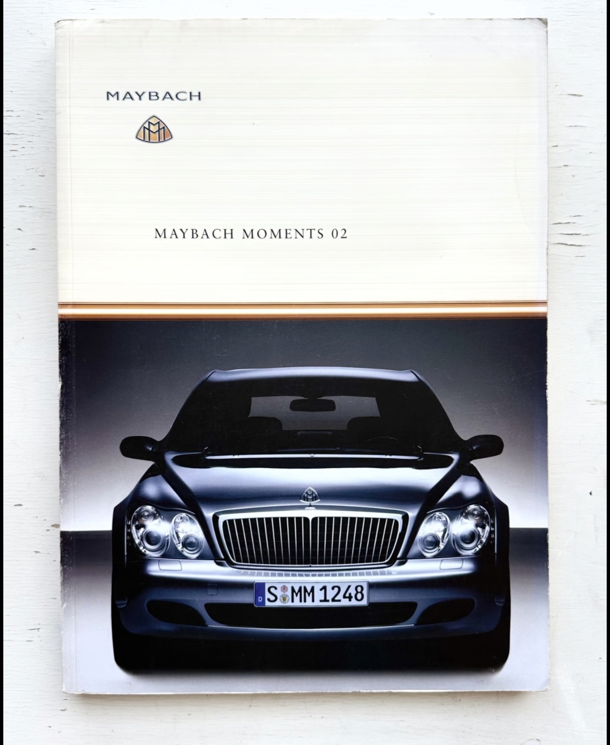 当年的迈巴赫真是“不计成本”！
2002年迈巴赫官方VIP年鉴《Maybach Moments 02》，只定向给到车主与意向高端客户，并不公开发售，属于十分珍贵的品牌典藏资料。书中记载迈巴赫复活初期的标志性事件，首台迈巴赫62在辛德芬根工厂下线之后，没有直接交付用户，先运至南安普顿港口，登上伊丽莎白