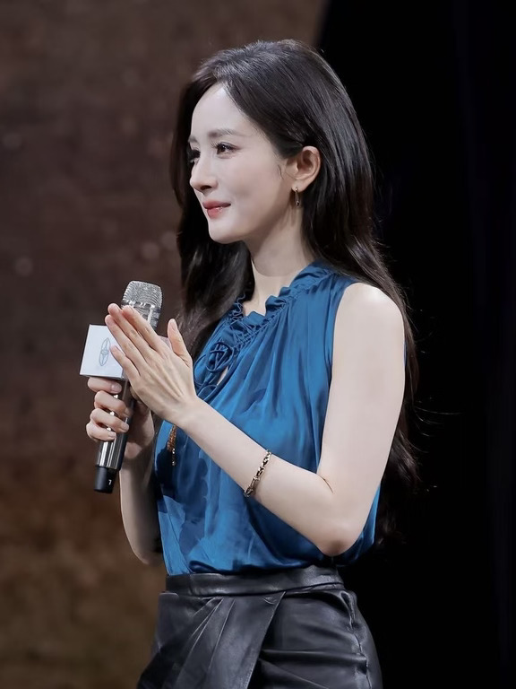 杨幂享界G9发布会造型，好智性强势的一套！