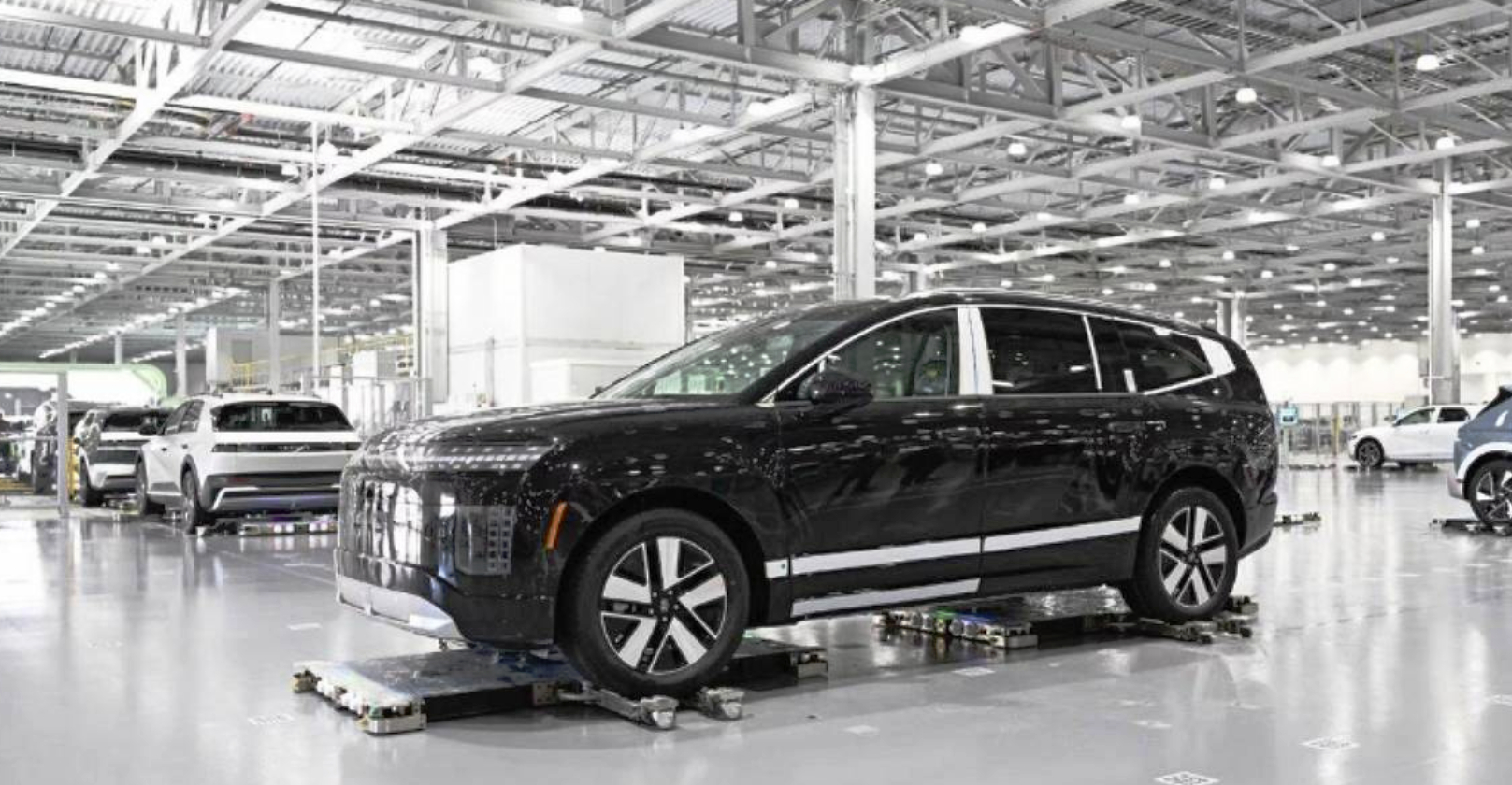 南韩 #现代汽车 集团于 2026 年启动住宅智慧 #自动代客泊车 (Automated Valet Parking) 商业专桉，结合超薄型搬运载具与光学雷达感测技术，机器人自动辨识车轮并抬升重达 3.4 吨大型电动车辆，缩短车主等候取车时间并大幅提升空间容纳率达 50%，人车动线完全分离有效降低地下场域碰撞风险。专桉成果加 ​
