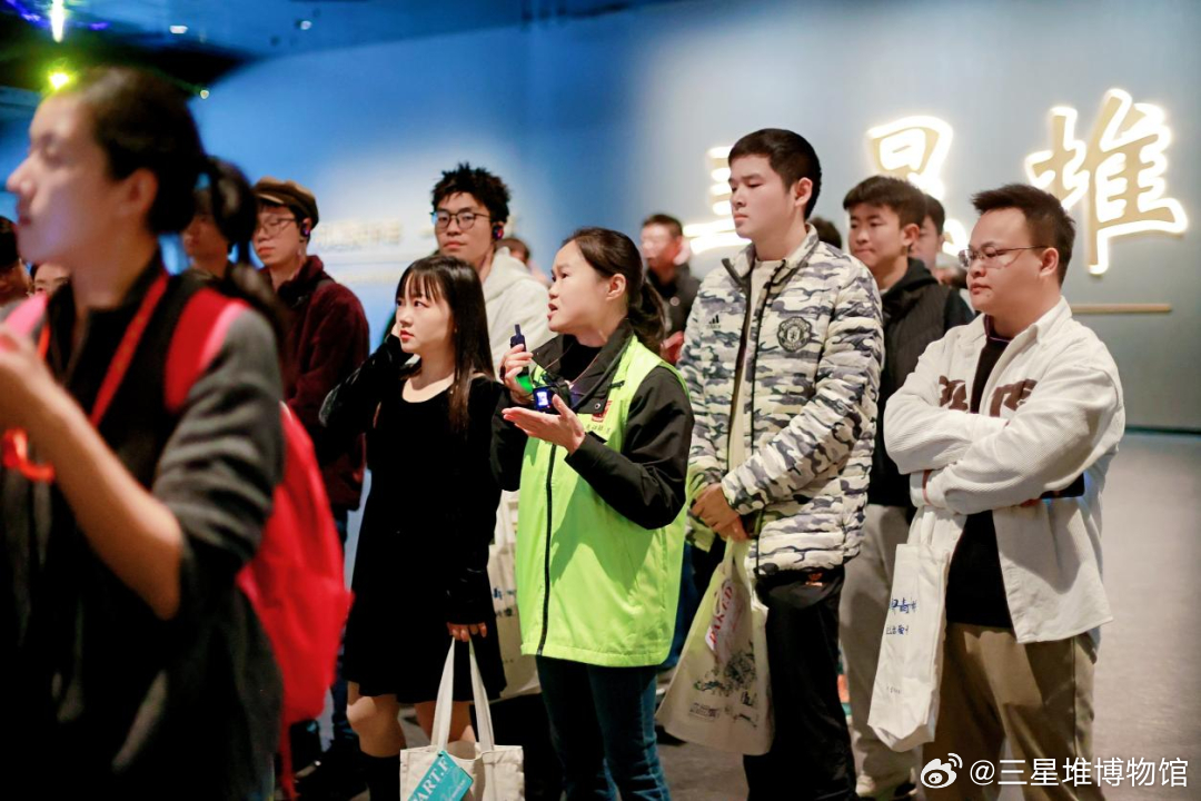 志愿者之声丨化学为引，热爱为耕，让古蜀文明根植童心

作为三星堆博物馆的讲解志愿者，同时也是一名化学教师，我始终坚信：讲解的意义，从来都不是复述冰冷的知识，而是点燃滚烫的好奇。在讲解中我发现，带孩子的家庭最在意孩子的感受，孩子的兴趣，就是一家人最好的参观体验。如何让古蜀文明真正走进 ​