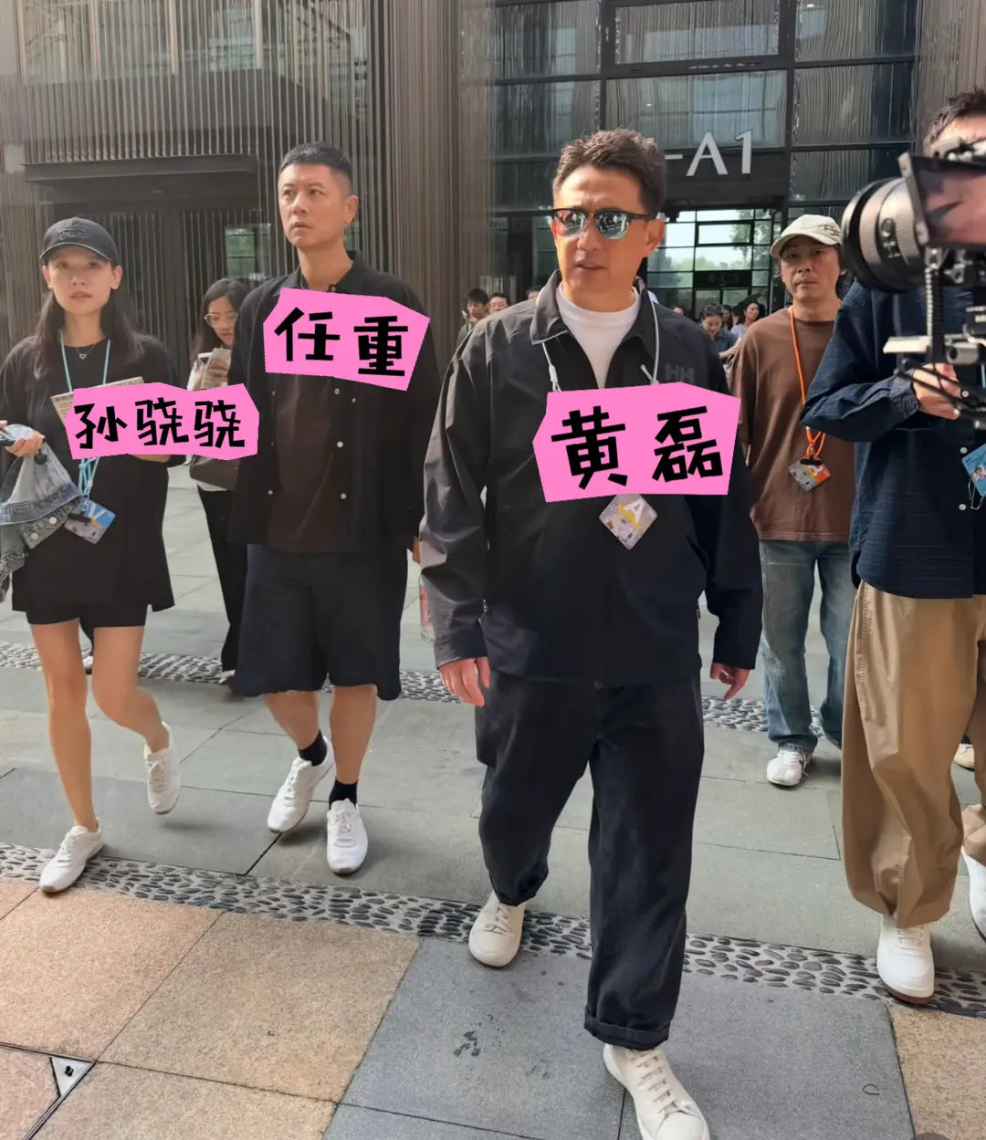 孙骁骁挺6月孕肚逛戏剧节，四肢纤细不显肚子，真人白到发光超美 ​