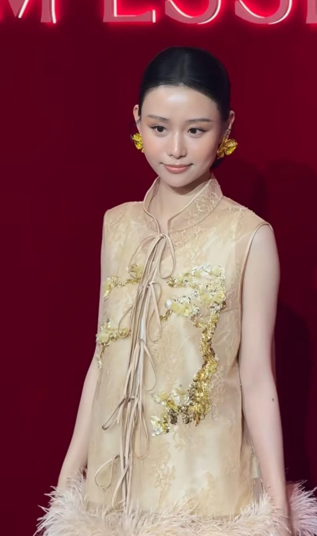 王晓慧出道以来的首个时尚活动，曾经自曝有容貌焦虑的她，这回到底撑住了没有？

大光明贴头皮盘发，外加完全暴露脸型的新中式造型，这种搭配在秀场向来是公认的“颜值照妖镜”。很多习惯了棚拍精修的年轻小花，一碰这种极简利落风基本都得翻车。

但现场生图出来，反差感其实挺有意思。

很多人第一反应是嫌肤色压得