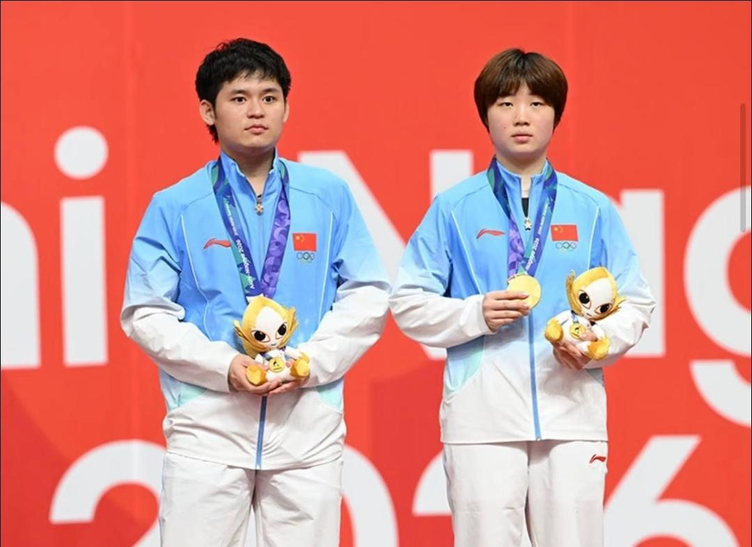 三金一银换不来一个代言，这就是现代体育商业最残酷的真相！
名古屋亚运会，21岁的林诗栋9天打了20场，拿下男单、男双、混双三块金牌外加一块男团银牌，是国乒男队金牌最多的选手。同一届比赛，搭档蒯曼混双夺冠当天就官宣了安踏代言，王楚钦三项全摘银，男单决赛输球当晚太平鸟就开启了新商务合作预热。而林诗栋呢？