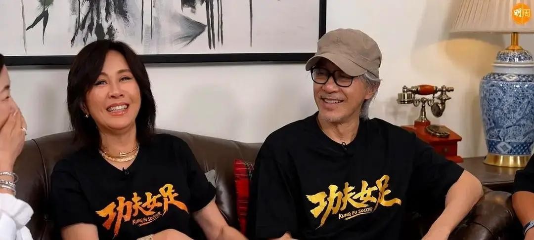 刘嘉玲当面“质问”周星驰：为什么不让我踢球？

周星驰咧嘴一笑，手一摊：“你来演，谁还看她们踢球啊？”
刘嘉玲听完，转头对着镜头，半开玩笑半认真地抱怨：“你们都不知道，他片场沟通就两个字，‘很好’、‘可以’。”

周星驰立马接话，一脸无辜：“我很真诚的嘛。”
聊到兴起，刘嘉玲突然问起梁朝伟会不会来拍