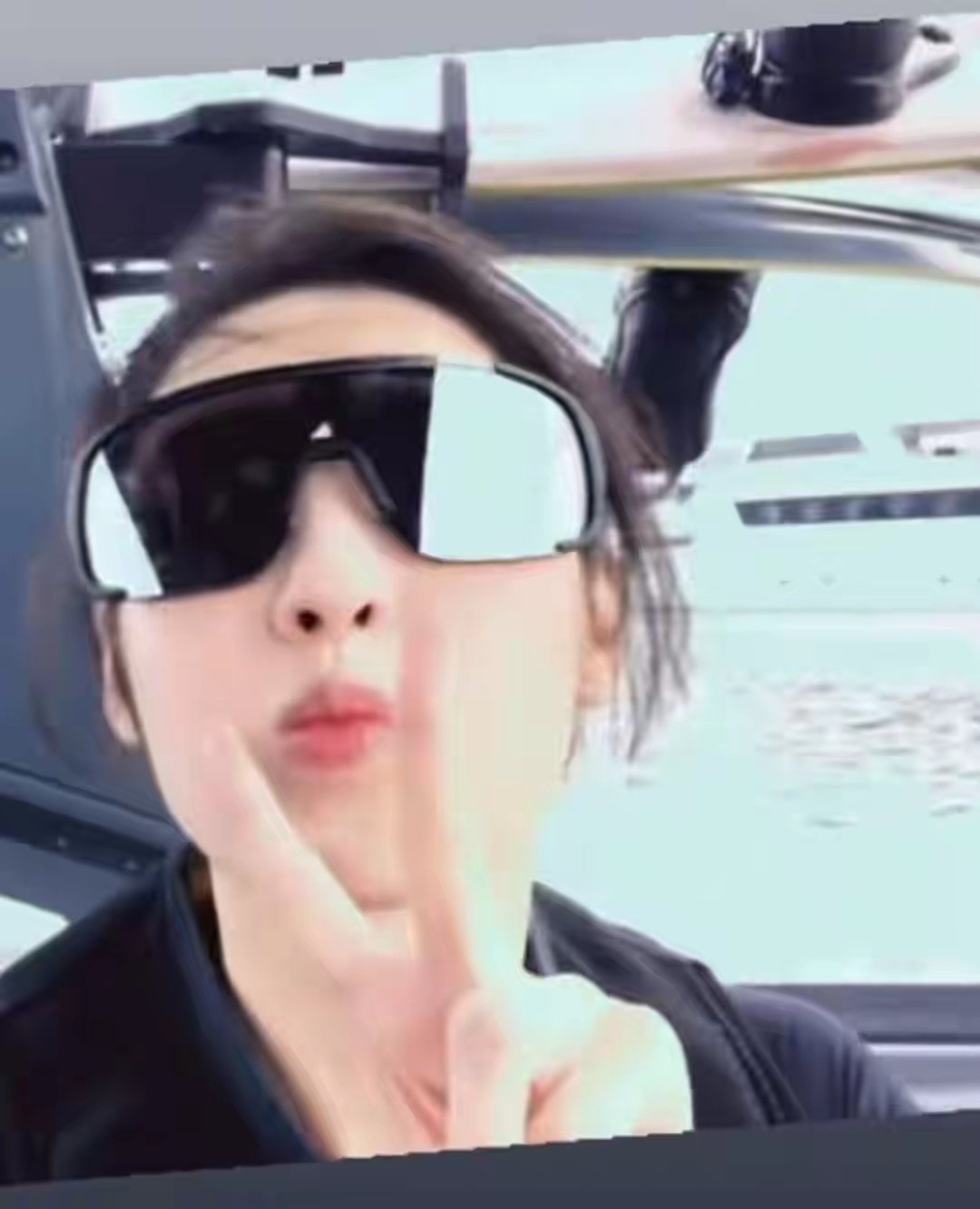 张柏芝带小儿子海边玩耍，7岁张礼承头发很浓密！生父之谜难解开 ​
