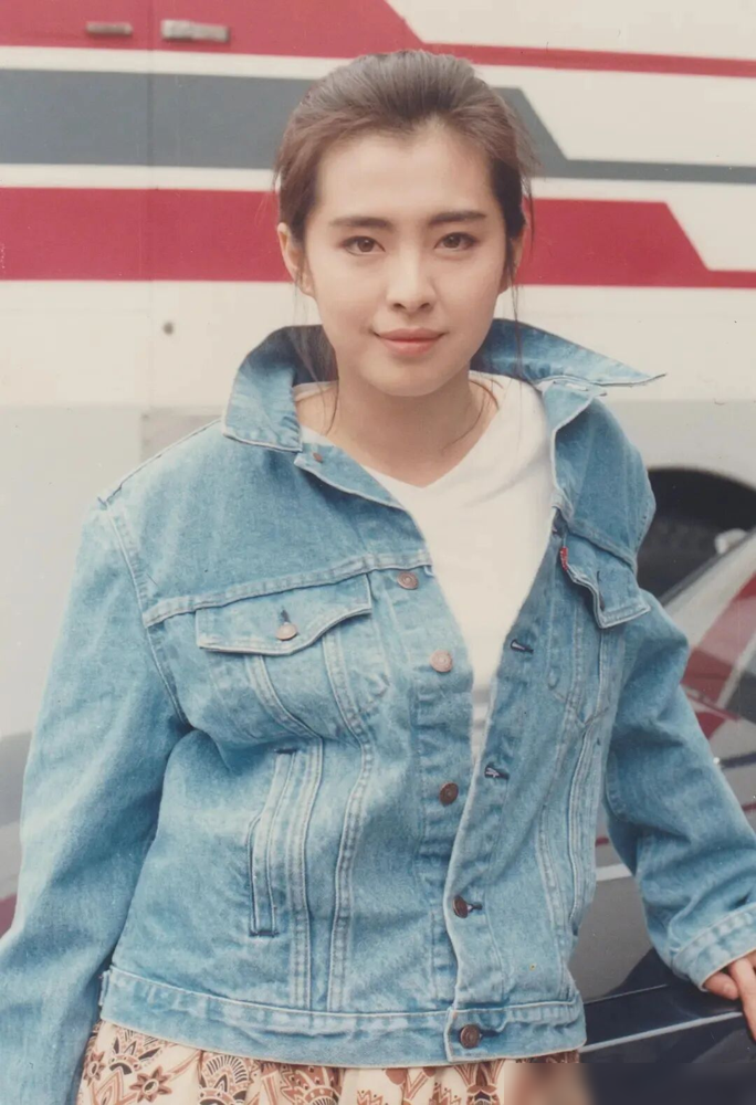 22年后，王祖贤自己把为情所困这层皮撕了。
她说28岁就不想干了，那会《青蛇》刚拍完。不是谁伤了她，是她压根受不了那日子。日夜颠倒，片场车接车送，演完戏关进酒店，一出门满大街都认识你。她说那感觉特虚幻，天天问自己到底是谁。
当年聂小倩是她自己找徐克要来的，人家嫌她太高，最后施南生拍的板。拍戏时张