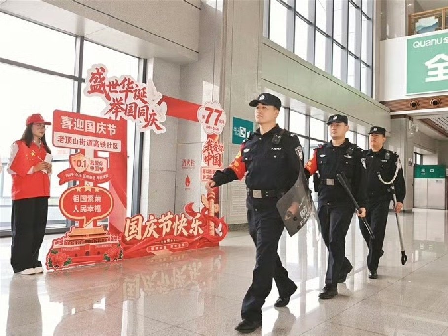 国庆假期，山西省内各大景区、交通枢纽迎来客流高峰。全省各地公安机关全警在岗，坚守安保一线，将治安防控与便民服务相结合，以细致暖心的警务保障守护游客平安出行，用“警察蓝”守护“中国红”。 ​