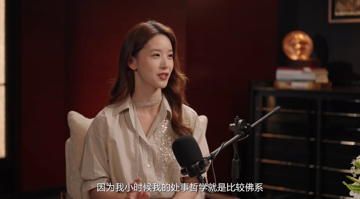 章泽天确实缺少人生经历。很多东西如果没经历过，讲出来道理是对的，但没有深度。

就像普通小说家和余华莫言史铁生的区别，前者缺少的可能是时代契机和人生。

章泽天不是不能扛事或者吃不了苦，相反我觉得她是个特别能把事情处理明白的人。
她经历的最大的事可能是东子明州事件。当时很多人等着看笑 ​
