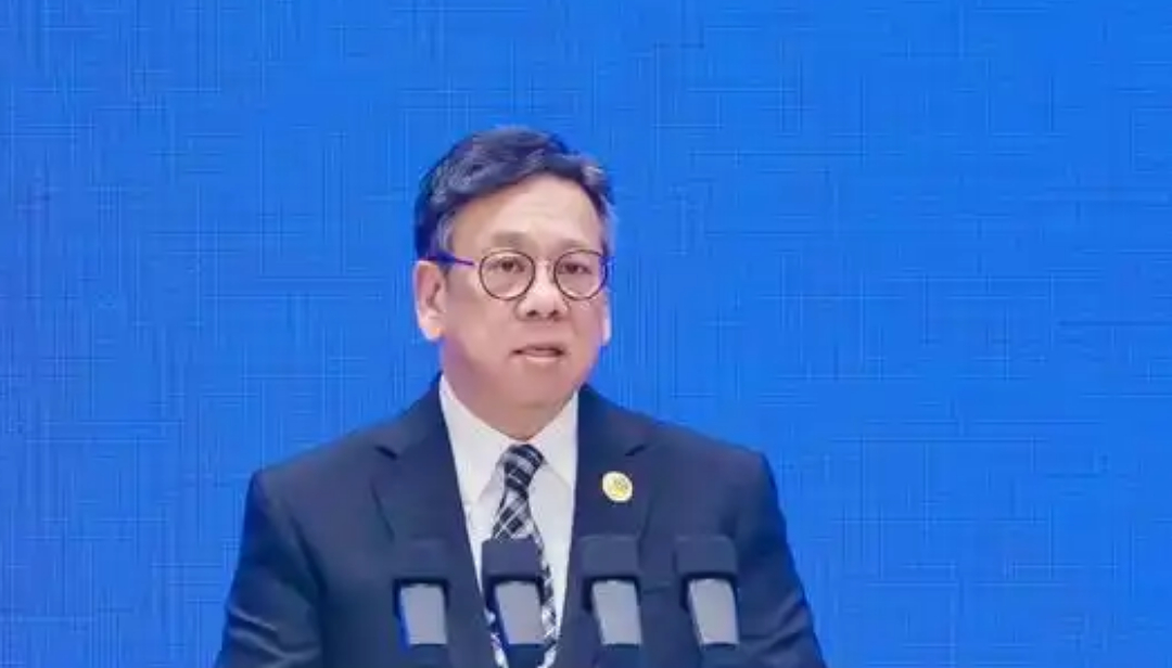 #港事#【丘应桦：“出海专班”已协助逾300内企在港设立或扩展业务】商务及经济发展局局长丘应桦今日（10日）出席“#一带一路高峰论坛#”时表示，去年成立“出海专班”，为内地企业提供一站式服务，有关倡议能配合国家“十五五”规划，香港利用世界级的专业服务、协助内地企业“走出去”，并已协助超过3 ​