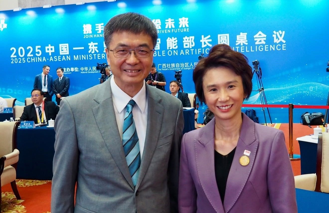 穿灰西装的刚子，2025年9月会见新加坡的刘燕//玲部长 ​