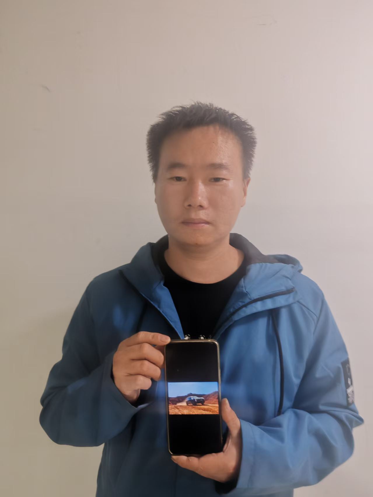 #李治廷喊你试驾大众8X#   ID. ERA 8X

说实在的，现在买新能源车，谁还没被满天飞的测评、炫目的参数表轰炸过？

🤯 但车这东西，本质不是跑分软件，而是每天陪你穿梭早晚高峰、带家人奔赴山海的“第二空间”。

参数写得再天花乱坠，底盘散不散、过坎颠不颠、转弯晃不晃，哪怕隔着屏幕看 ​