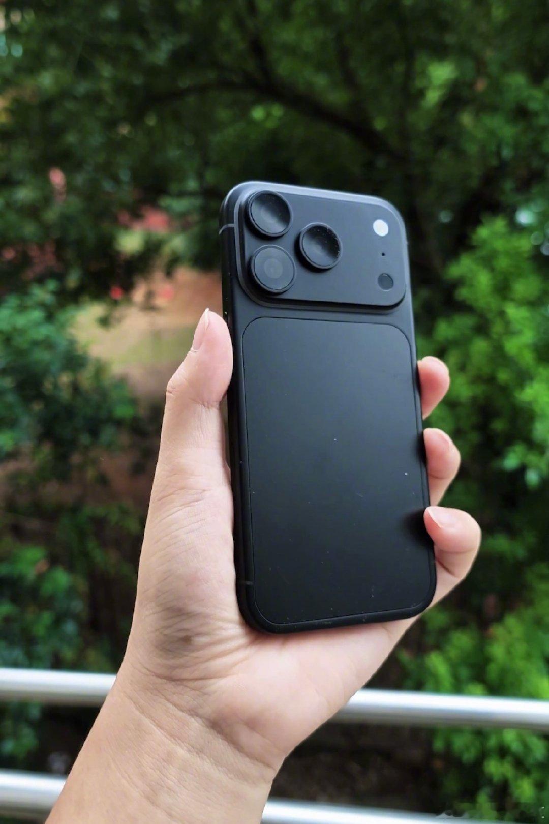 有人上手了iPhone18 Pro Max机膜，四款配色全部亮相。整体看下来，浅蓝与酒红色两款配色视觉观感最为出彩，色彩饱和度拿捏得很有特色。

机膜只能参考大体色调，真机的阳极氧化工艺出来之后，实际观感还会存在差异。这一代全新配色，哪一个更戳你的审美？ ​