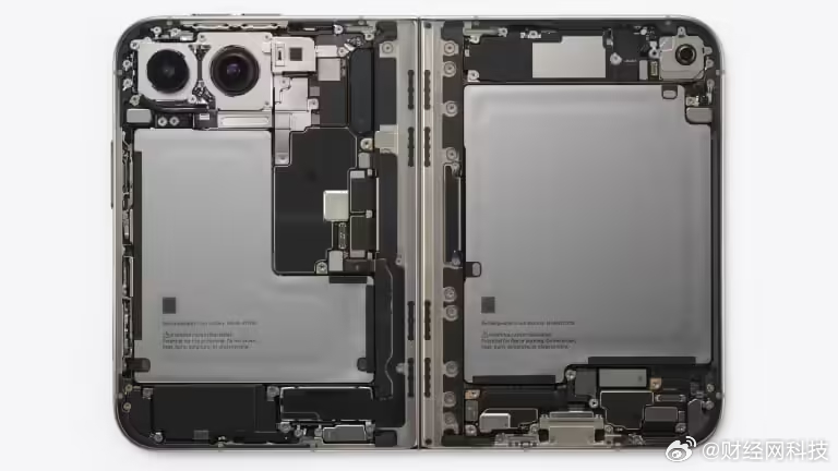 【#iPhoneDuo散热方案首曝#】#苹果高管披露iPhoneDuo散热方案# 10月13日，科技媒体PCMag昨日（10月12日）发布博文，采访了苹果公司两位高管，首次披露了苹果首款折叠屏手机iPhone Duo的铰链散热方案。

苹果公司芯片工程副总裁丹·默里（Dan Murray）和苹果散热产品设计高级经理巴纳夫什·巴拉巴迪（Bana ​