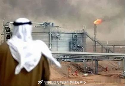 【中东现货原油走软，与布伦特期货五个月高点背离】据OilPrice报道，与国际基准期货飙升形成反差，中东现货原油价格本周走软。原油继续通过阿曼近海船对船转运流出波斯湾，产油国向亚洲买家开出有竞争力的价格。部分伊拉克和阿曼原油品种对迪拜现货基准的贴水大幅走阔：交易员称，伊拉克Basrah Medium ​