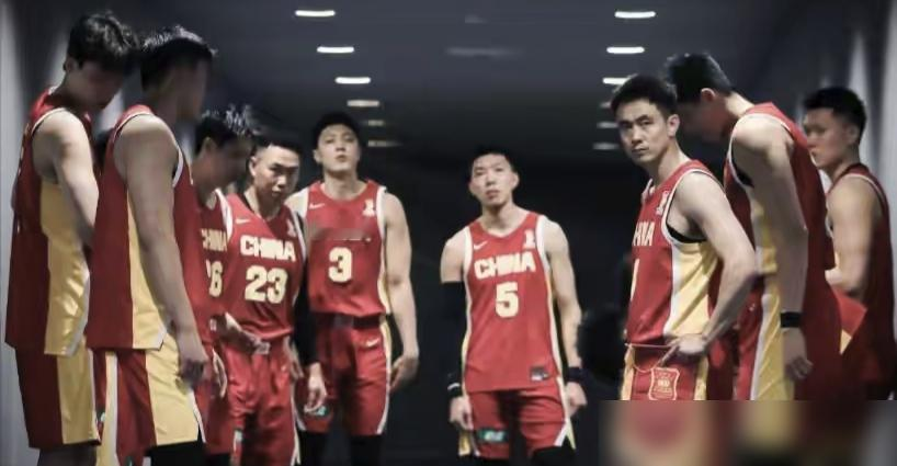 中国男篮出线稳了？别高兴太早！
刚两场大胜攒够29分净胜优势，从小组靠后冲到第三，之前要靠别人赛果保出线，现在主动权终于攥自己手里了。
但核心内线杨瀚森确定缺席剩下所有世预赛，内线护筐、扛西亚重型中锋的压力，全压到胡金秋、余嘉豪身上。
剩下4场至少要赢3场，11月先飞客场打沙特、碰小组第一黎巴