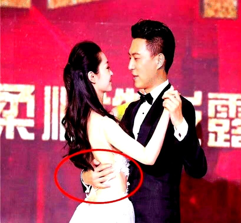 胡歌转身牵走王乐君，直接把宋轶一个人晾在了聚光灯下，手还悬在半空。

台下马上有了窃窃私语，宋轶进退两难，笑也不是走也不是。这时候三步之外的靳东一点没犹豫，直接一步迈过去，微微躬身递出手，看着宋轶轻声说了句“来”。接着顺势带她转了个圈跟上节奏。

全程也就十几秒，自然得像排练过，台下掌声直接响了起来