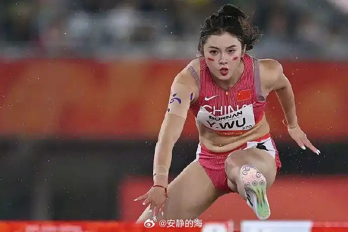 【亚运会女子100米栏，吴艳妮13秒12摘铜】亚运会田径项目女子100米栏决赛，吴艳妮13秒12获得铜牌，林雨薇13秒47排名第七。福部真子12秒74夺冠，中岛瞳12秒78亚军。
吴艳妮结束后给冠军鼓掌，挨个和对手拥抱。
她表示给自己今天的表现打满分，自己3年前亚运会没有成绩，三年后站上领奖台，对自己的表现 ​