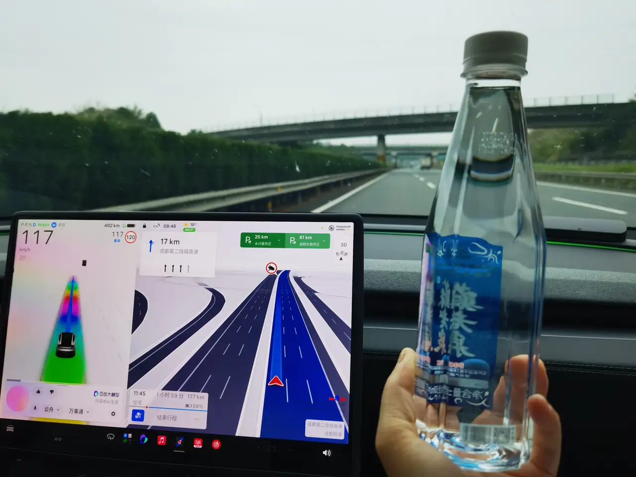 特斯拉凭什么卖爆？答案其实就在街上。
不知道你有没有发现，小区里的绿牌车越来越多了，其中十有八九是特斯拉。2026年国内交付量一次次刷新纪录，Model Y更是把全球销量冠军的位置坐得稳稳当当。有人说是跟风，可跟风能跟这么久？开过的人心里都有一杆秤。
先说最实在的钱袋子问题。装了家充桩的车主都知道，