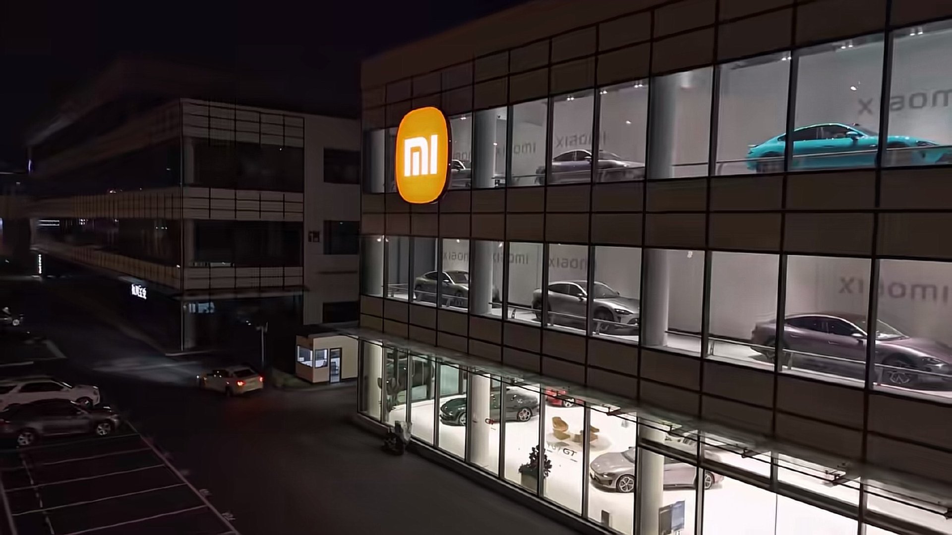 杭州石祥西路的小米汽车门店，太绝了，尤其是晚上的效果，纯纯就是城市风景~ ​