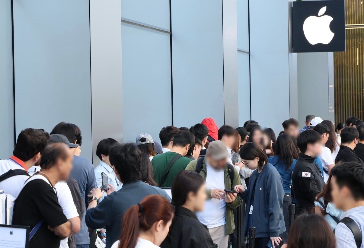 #iPhone18线下开售首日# iPhone18线下开售首日直营店人气高涨，采用预约到店取货模式不支持现场直接购买，Pro Max以及勃艮第酒红色版本最受追捧，黄牛回收加价仅三百至五百，溢价相比往年大幅收窄，标准版Pro行情遇冷部分渠道已经破发，整体市场表现趋于理性。

#iPhone18换一万斤粮食# ​