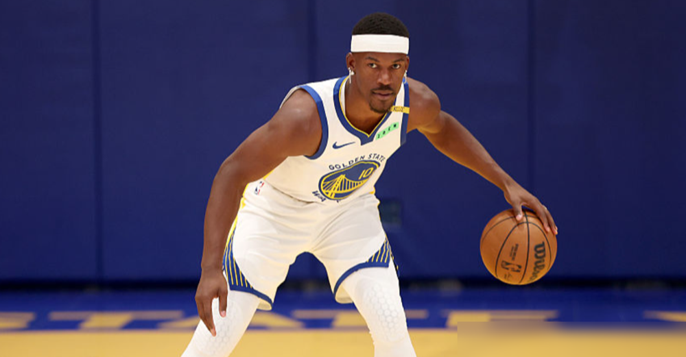 韧带断了，他第一反应是觉得对不起库里。
巴特勒在ESPN专访里把这事挑明了。右膝ACL撕裂，2026年1月19日打热火那场，二月上的手术台。现在术后第八个月，能慢跑、能单腿负重、甚至能扣篮了。医学上算快，但他拒绝给复出日期。
原话是：我不告诉任何人目标日期，但一旦我能上场，我保证回来竞争。
科