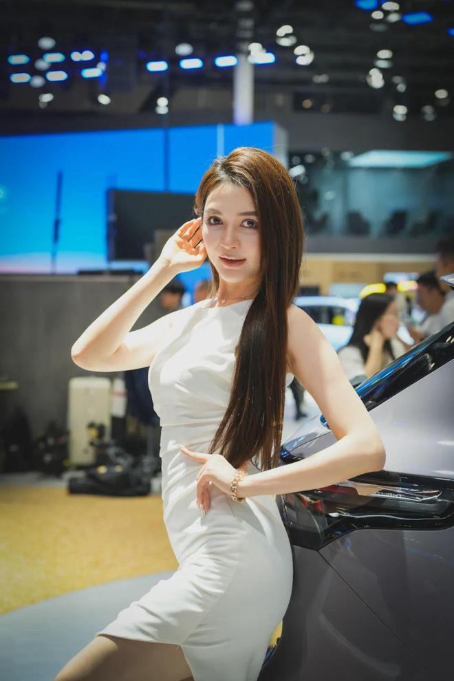 C罗回应乔治娜身材的事，其实藏着普通人该注意的消费逻辑。你看，很多热点...