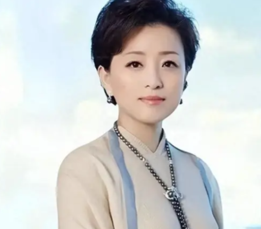 杨澜可能也想不到，他的前夫张一兵，是这么体面又低调的男人，就在两人离婚后，他就与杨澜断得干干净净，再无交集、无往来，从不谈及有关杨澜一星半点的话题，他用沉默赢了所有人......

现在的网络环境真的很有意思，但凡沾点名人关系、前任热度，哪怕是几十年前的旧账，都能被翻出来大肆炒作。

很多人恨不得扒