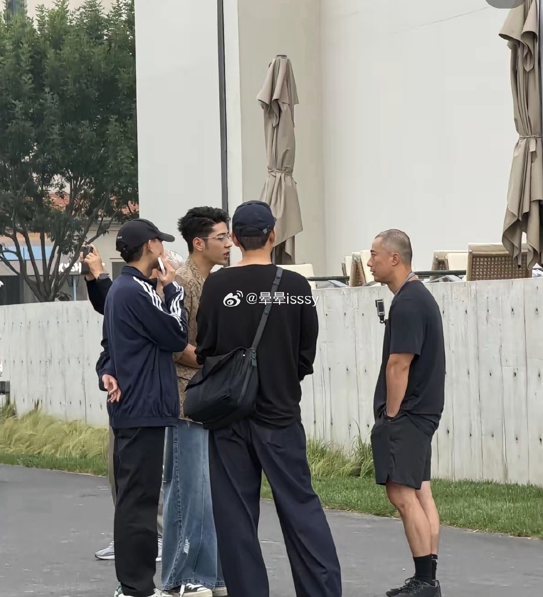 有网友在阿那亚偶遇郭涛儿子，真是有团队跟着，考试结束早早打算自谋出路了，在各种拍摄找自己的赛道。 ​