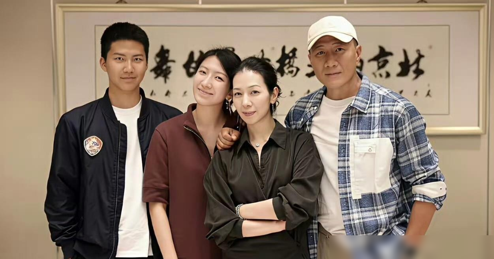 胡军这基因，真敢分啊。
185的硬汉，生了俩孩子，儿子康康跟他一个模子刻的，连皱眉都同步。女儿胡悦稼，180的个头，脸却全长成了妈。眼尾往下垂，方圆脸，站在那儿不说话都带故事感。
网友翻出卢芳年轻时的照片，母女俩跟饼印似的。但鼻子还是胡军的，又大又挺，安在那张秀气脸上，居然不违和。
一家四口出