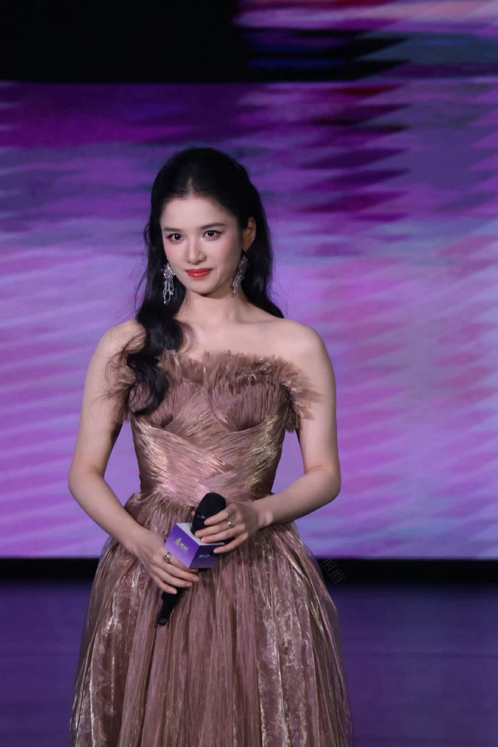 #张婧仪[超话]#  [心]#张婧仪代言比亚迪秦max# 

女孩你咋这么美[捂嘴哭]继续接多多代言多多好剧本吧！请幸运之神一直围绕小张吧！[心][心]

​