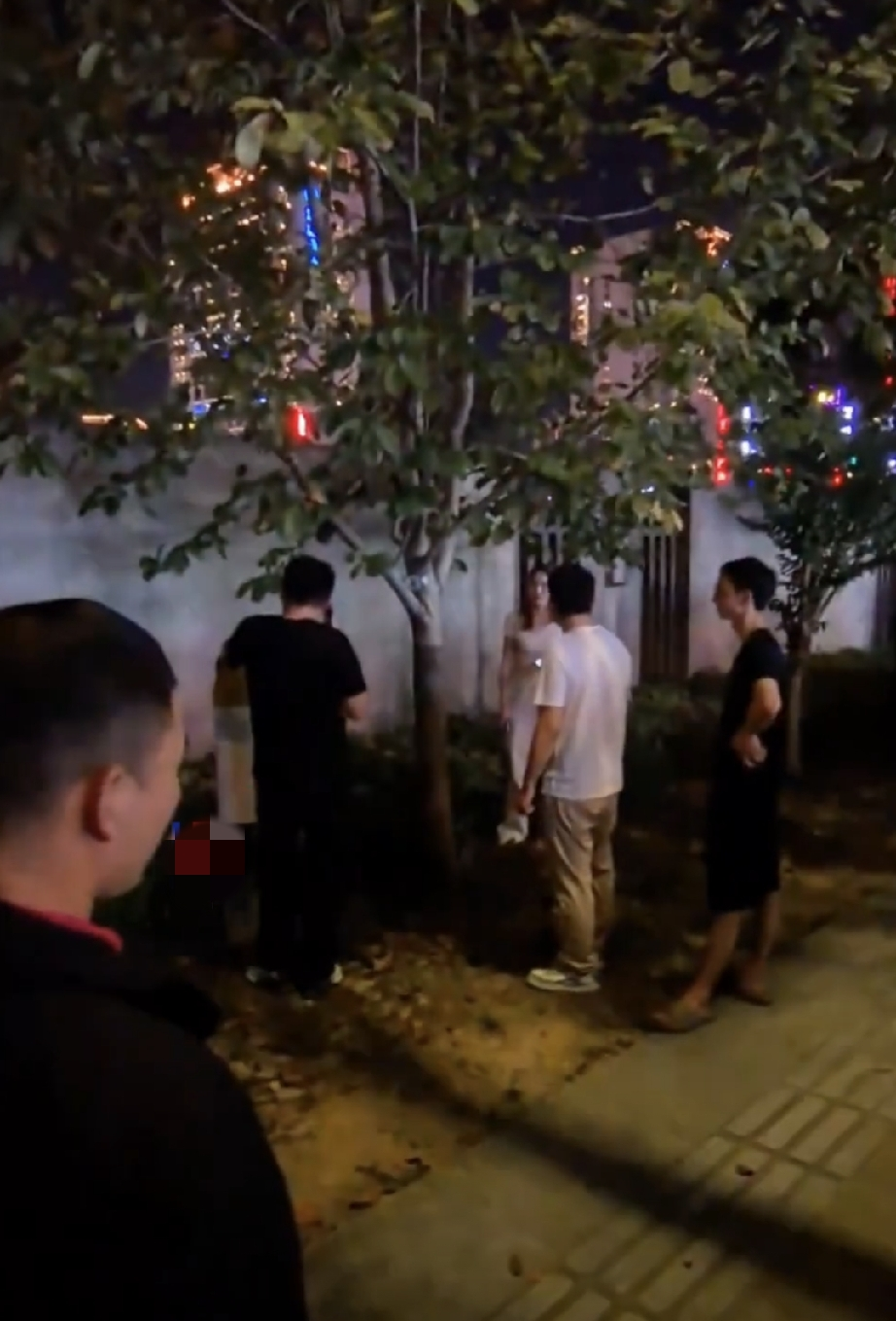 妻子出轨被丈夫当场抓现行，丈夫现场分财产，被一群路人围观。
丈夫说：“我给你花了20万，你赔给我，你跟他走，儿子不用你管！”
妻子一直说：“咱们找个地方说行不行！”
丈夫：“你还知道要脸啊！”
她说自己是为了生活，而老公是出轨，她说的没错，但又好像哪里不对！肯定不一样我以前有个同事在足浴店上班天天点