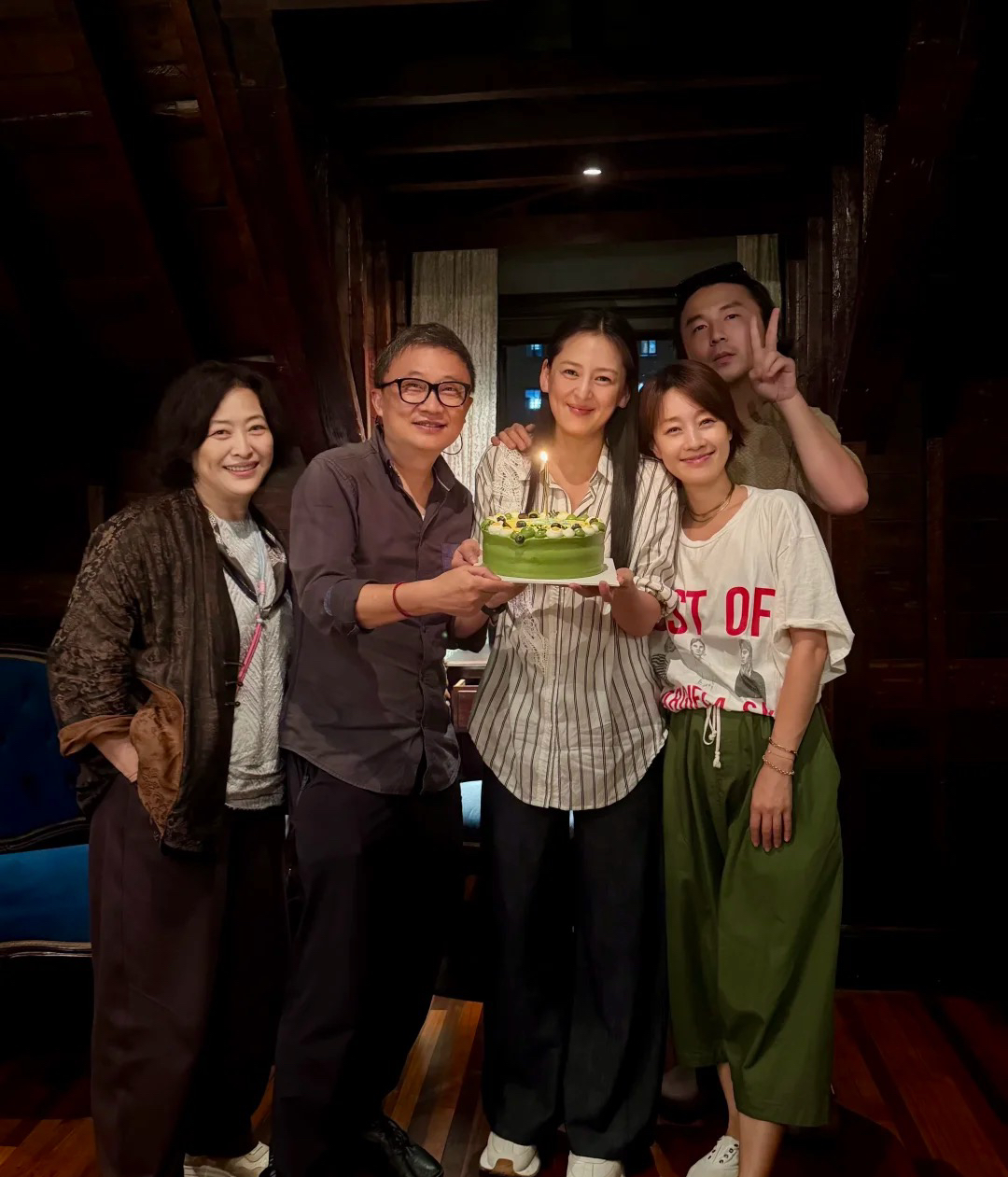 我的前半生重聚！马伊琍雷佳音还有薛甄珠的扮演者许娣一起为制作人黄澜庆生，导演沈严也在。
这部剧是17年的剧，今年薛甄珠爆火，这部剧又跟着大火，这部剧让雷佳音大火，让袁泉的大青衣的地位稳固，让马伊琍拿下白玉兰最佳女主，现在又让许娣爆火，真的是越看越新。
大火的剧演员关系好，经常重聚，制作人黄澜生日，马