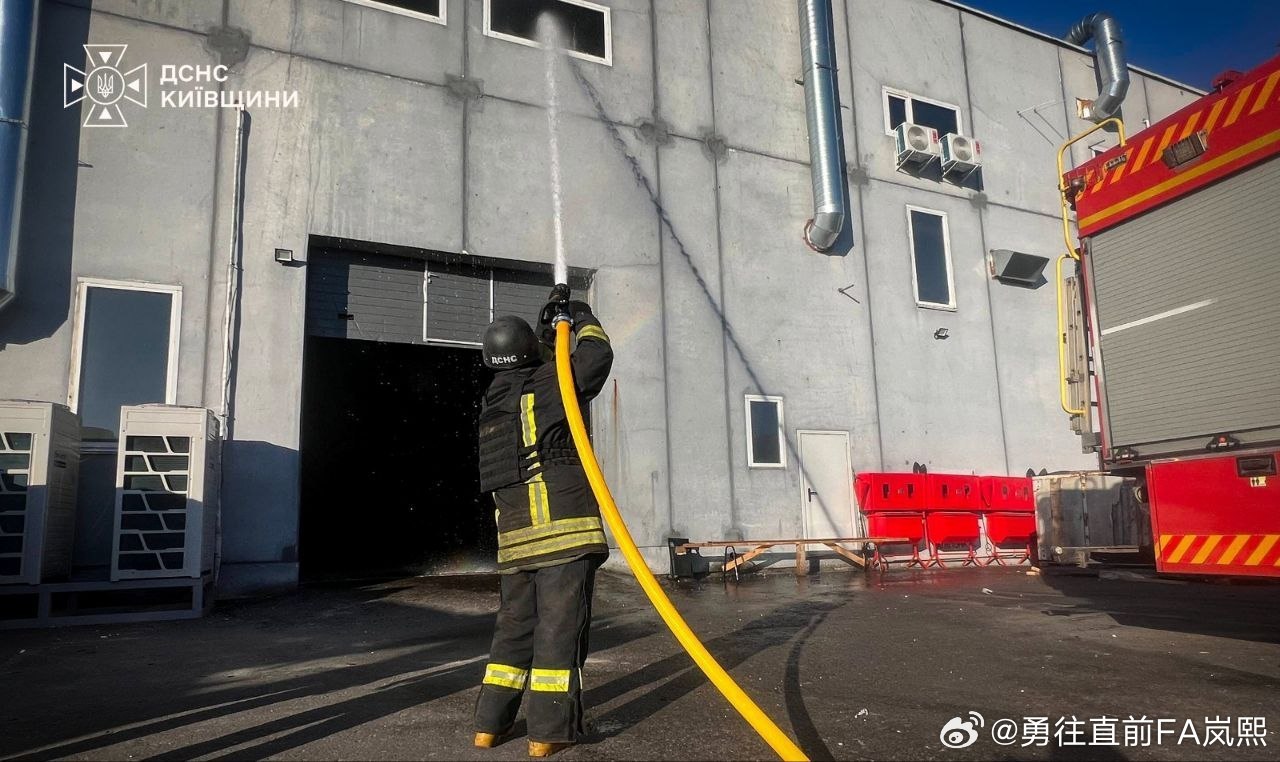 俄军对乌克兰的后勤和港口基础设施发动了新的袭击。

在基辅地区，“Stellar Jet”有限责任公司的一个仓库遭到袭击。据俄方称，该仓库用于储存远程“火烈鸟”巡航导弹的成品和火箭助推器燃料。

在敖德萨港，六个存放着用于向乌克兰武装部队供应军事装备的仓库遭到无人机袭击。

#烽火问鼎计划# ​