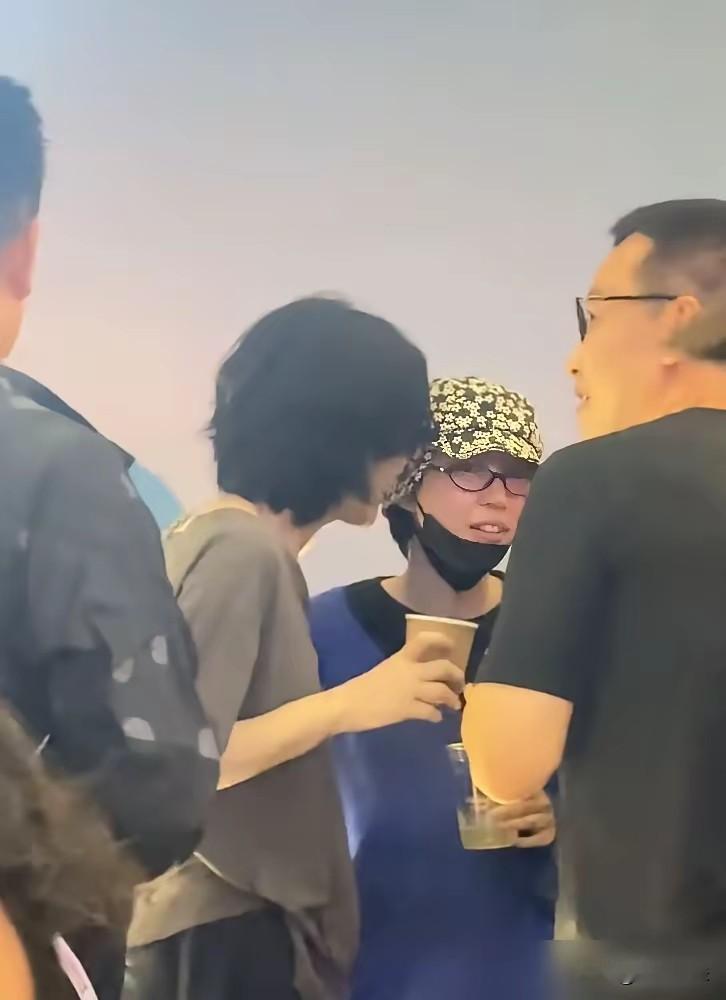 高冷的天后又怎样？在女儿前途面前都不算什么。
王菲为了给窦靖童前途铺路，直接秒变社交达人，拉着窦靖童挨个敬酒，给她介绍圈里的人，中途窦靖童带着口罩，王菲直接叫她把口罩摘了。
在女儿的前途面前，不食人间烟火的天后，也要低头给人敬酒，给女儿拉资源和人脉。