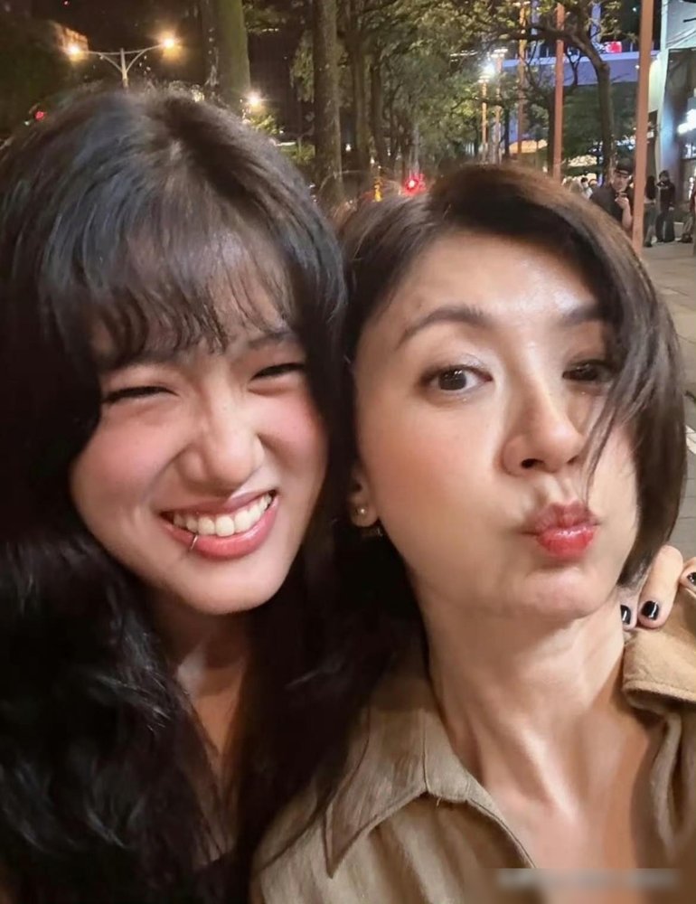 贾静雯22岁的大女儿谈恋爱了，对象已经带回家吃过饭。
梧桐妹跟贾静雯说，这男的“有接住她”。就这一句，当妈的直接放行。
记者问会不会叮嘱女儿保护好自己，贾静雯笑了，说“妈妈当年都没太注意，开心就好”。
这话太真实了。自己年轻时候为爱吃过多少亏，现在反倒不拦着。
再看贾静雯自己，52岁，还在马