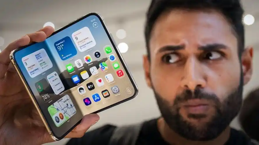 15999元只是入场费！苹果最贵的手机，修一次等于再买半台。

iPhone Duo起售价15999元，但业内人士透露，内屏加铰链的保外维修费用在7000到9000元之间。

有杭州数码店经营者直接给出建议：买之前先预留8000元维修费。

花1.6万买手机，还要再准备8000元等着修，这个“情怀”