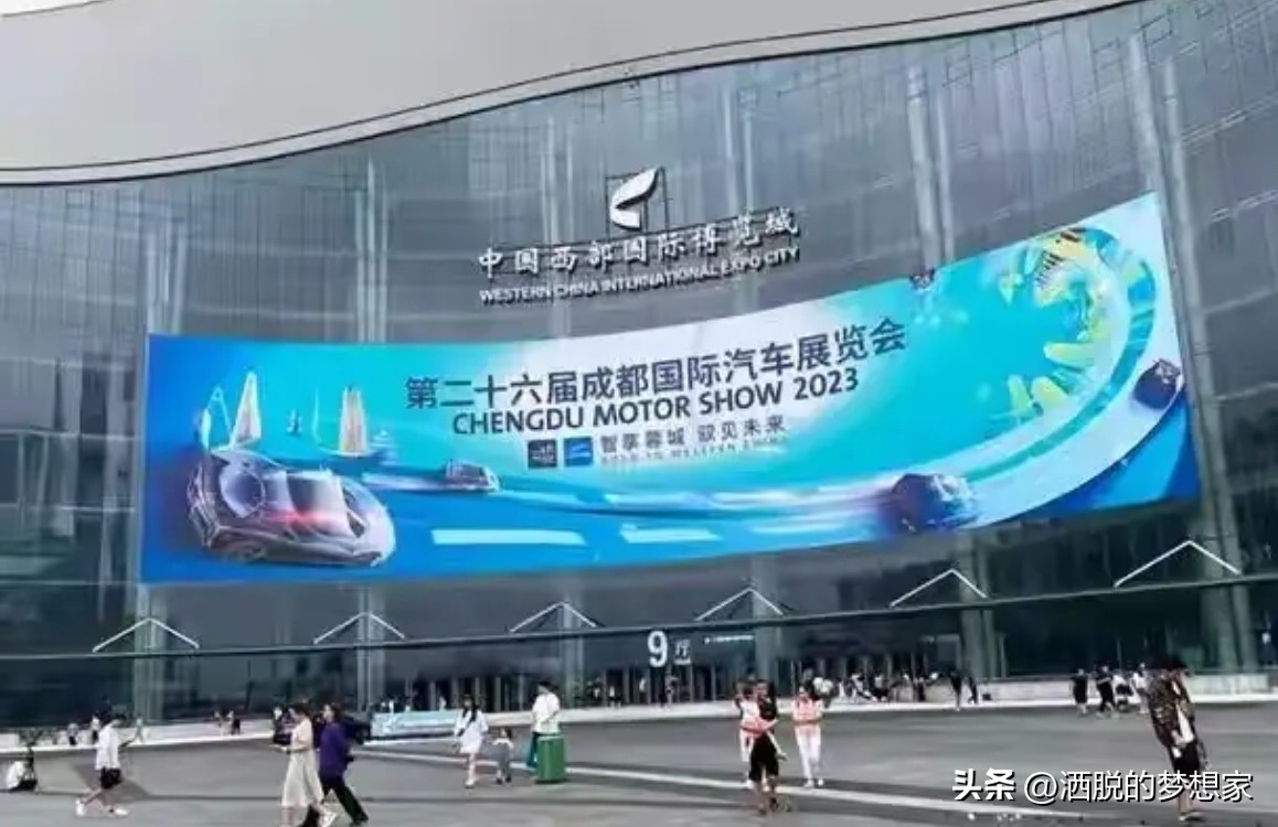 2026成都车展现场人潮涌动，不少家庭用户都在寻找性价比家用轿车。一台合资新车直接引爆展台热度：大众ID.ERA 5S权益落地不到12万，直接给到德系超混+城市NOA智驾，吸引大量车友驻足围观。

单看亮点，这款车吸引力十足。超混系统加持，馈电油耗表现亮眼，城市通勤用电省钱，长途出行用油没有续航焦虑