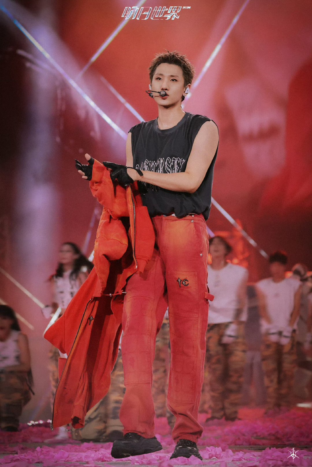 #汪苏泷演唱会的螺丝垫片#偶然发现汪苏泷演唱会的隐藏彩蛋，舞台螺丝垫片居然是心形。放在脚下不容易被看见，却依旧认真打磨细节，罗曼城这份低调的浪漫，实实在在感受到满满的用心，特别让人动容。 ​