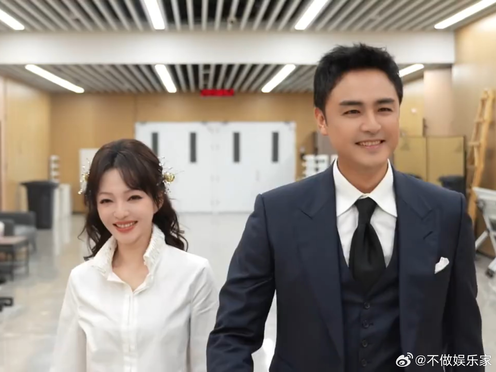 《天国的嫁衣》大结局张韶涵就客串了七分钟，演个在机场撞到程海诺的歌手欧若拉。墨镜一滑，俩人眼神一对，二十一年过去了，观众到现在还在嗑。这事挺妙的。现在有些剧几百集，看完啥也记不住；就这七分钟，零片酬客串，因为对手戏真有化学反应，反而成了一代白月光。演员这行最骗不了人的就是镜头前那 ​