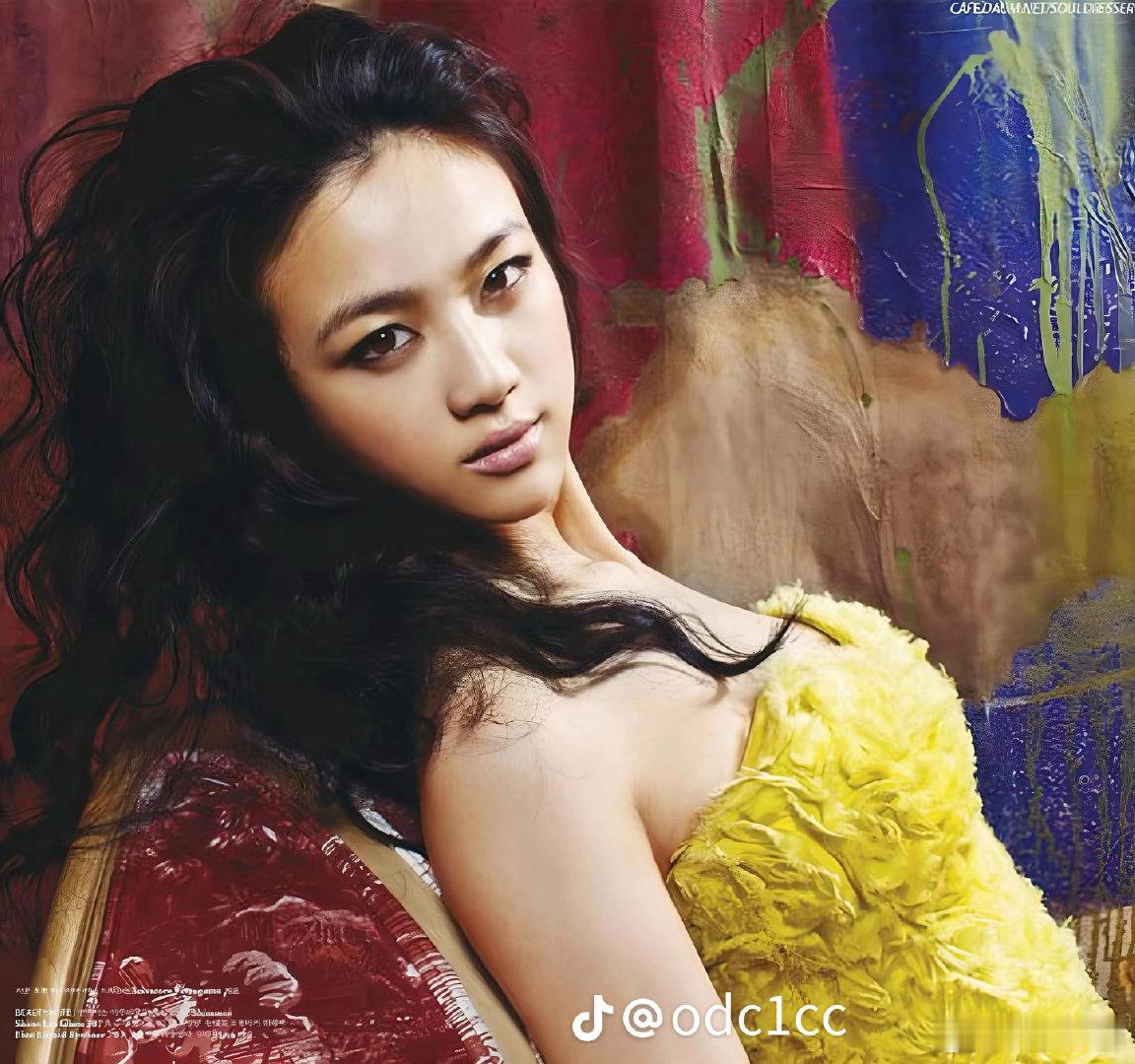 #汤唯[超话]# 汤唯在韩国的首张杂志封面照美艳动人，优雅大气，气场十足。希望她未来能再次登上《W》杂志的封面。😋 ​