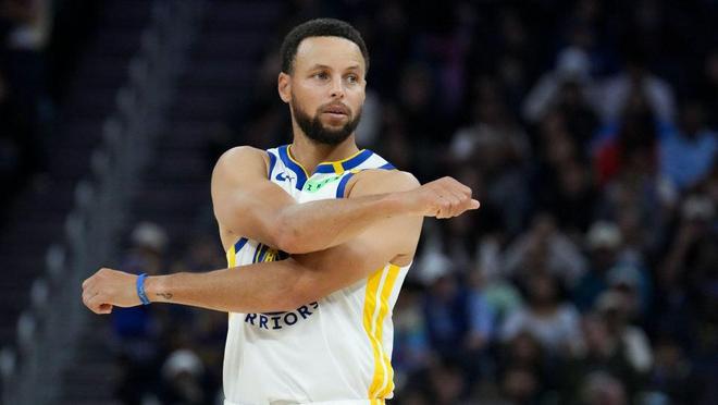 NBA这届总经理调查直接把“最后一投该交给谁”的答案焊死了。
库里直接以50%的得票率断层第一，把身后一票关键球好手远远甩在身后。布伦森17%拿第二，东契奇、亚历山大各拿10%并列第三，杜兰特7%排在第五，连约基奇、利拉德都捞到了零星选票。
别扯什么身高优势、球权全能，三十支球队的操盘手用脚投票，生