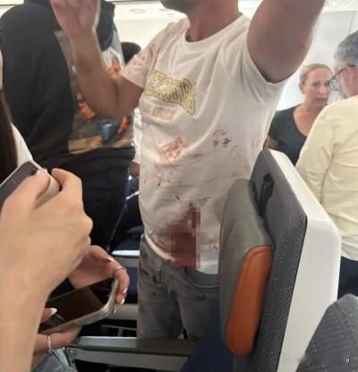 万米高空惊天闹剧，副驾持斧袭击机长，30秒暴跌5000米

这是前段时间发生的事，阿联酋迪拜航空FZ1073航班正在沙特上空万米高空平稳飞行，阿曼籍副驾驶哈马米突然拿起机上应急斧头袭击机长，动手后猛推操纵杆，逼着飞机急速俯冲。短短三十多秒，客机骤降近4300米，机身疯狂抖动，尾翼受损，飞机险些失控坠