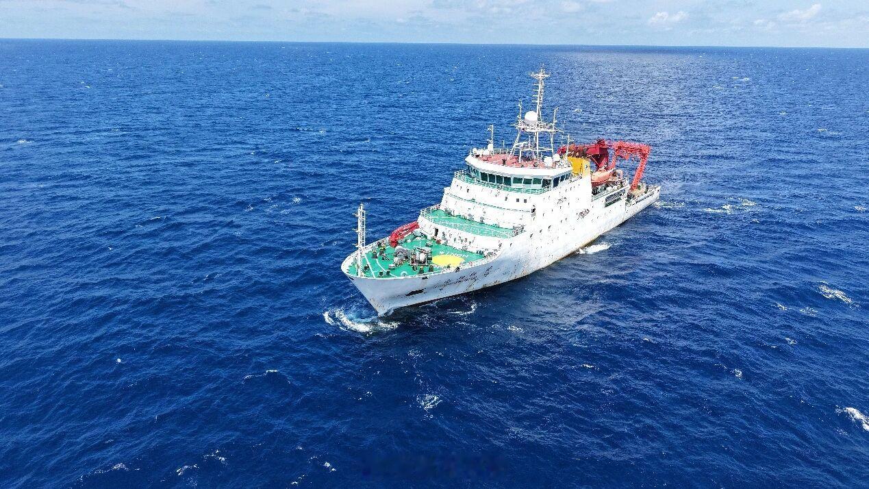 【清华牵头的深海科考取得重要突破！】近日，由清华大学、中国地质调查局青岛海洋地质研究所、上海交通大学等单位开展的西太平洋海底热液活动与资源联合科考航次取得重要突破。科考队依托自主研制的设备在西太平洋新锁定一处大型高温活动热液区，并初步证实该区域具备大规模多金属硫化物资源潜力。点击 ​