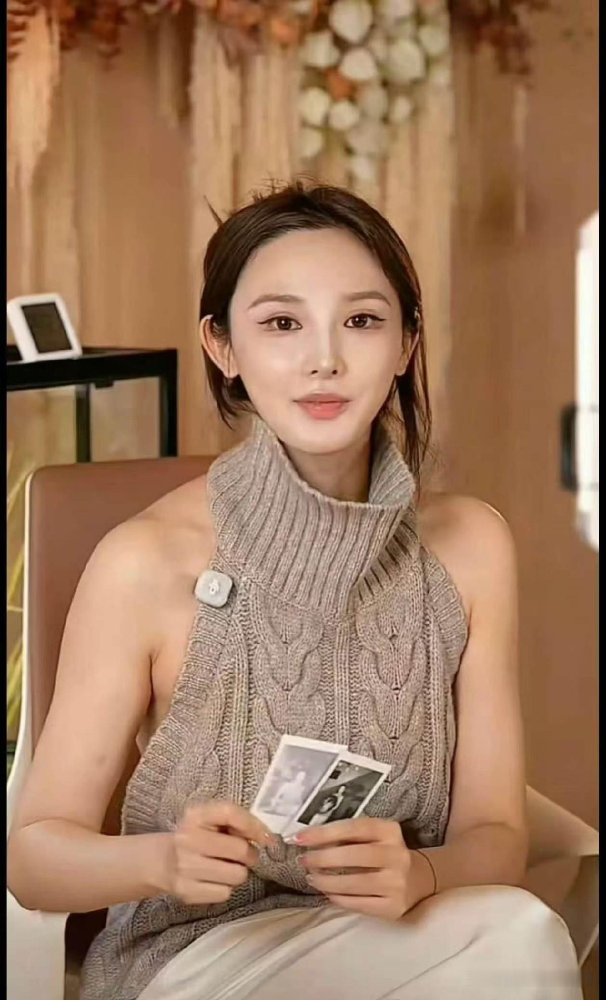 我表妹线下见过彭小苒，
她说了一句大实话，
彭小苒根本不是电视上的那样。

表妹说，电视上的彭小苒，虽然也好看，但总觉得没那么真实，有距离感。

但是在现实里，彭小苒的脸特别小，皮肤白得发光，还特别光滑，整个人精致得像瓷娃娃一样，小小的脸上全是精致的五官，而且气质特别好，是一个特别有灵气的女孩。