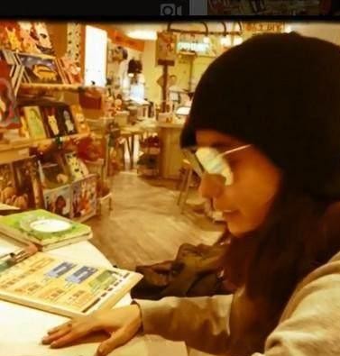 很多人以为张柏芝这些年除了带娃就是跑商演，直到看见她画画的架势才明白，她比大家想的硬核多了。
大家提起她，第一反应还是当年的颜值天花板、金像奖影后，要么就是那些传得沸沸扬扬的情感旧事。
但脱掉聚光灯的这层皮，她私底下的技能点其实多得吓人。冲浪、滑板玩得比年轻人还溜，自己琢磨着开店做潮牌，闲下来的