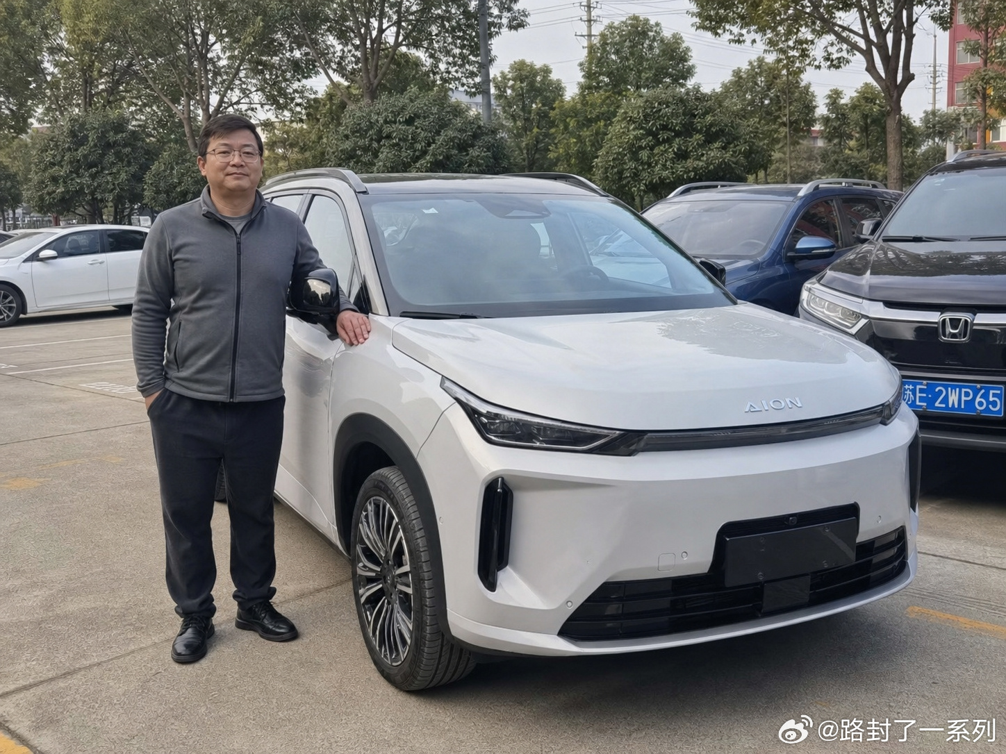 夏日午后闷热难熬，待在室内看球总觉得沉闷压抑，我经常开着埃安 i60 ...