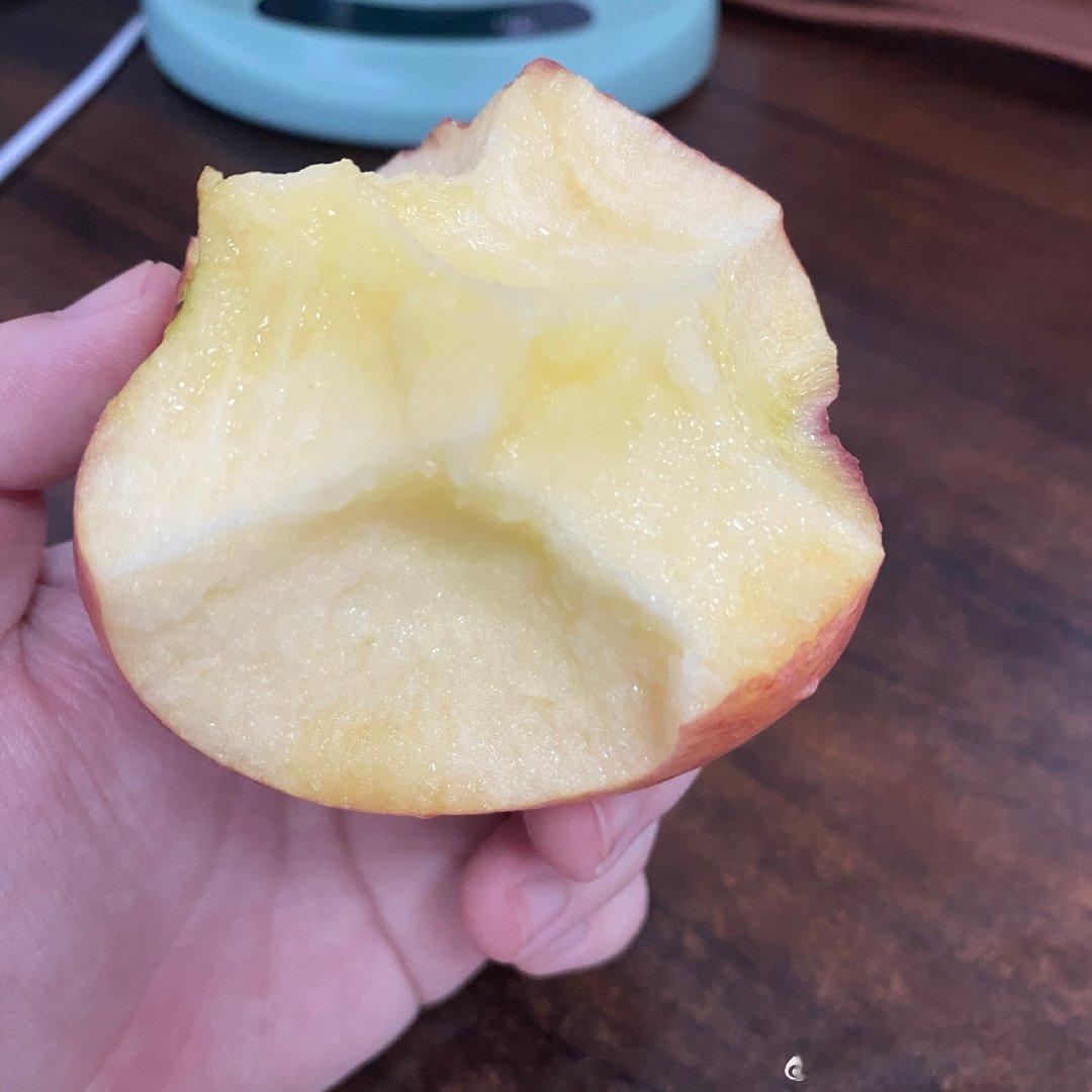 上班上班，这个小苹果不错，脆甜的。 ​